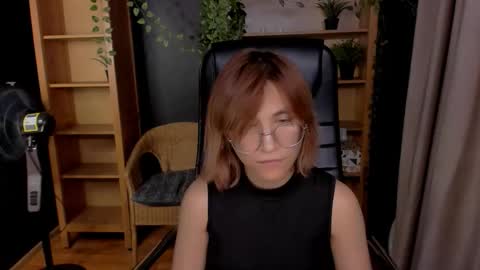 Snapshot of moon13152 chatting on 10.21.25 Katrin online show from 10.21.25