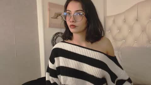 Snapshot of moon__april chatting on 10.15.25 Elizabeth online show from 10.15.25