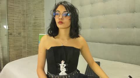 Snapshot of moon__april chatting on 10.24.25 Elizabeth online show from 10.24.25