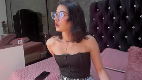 Snapshot of moon__april chatting on 10.28.25 Elizabeth online show from 10.28.25