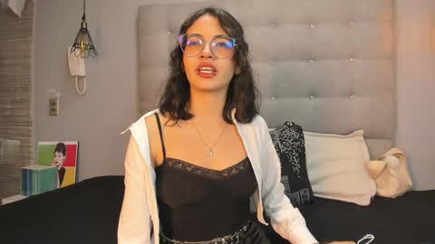 Snapshot of moon__april chatting on 11.18.25 Elizabeth online show from 11.18.25