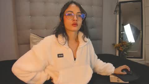 Snapshot of moon__april chatting on 11.24.25 Elizabeth online show from 11.24.25