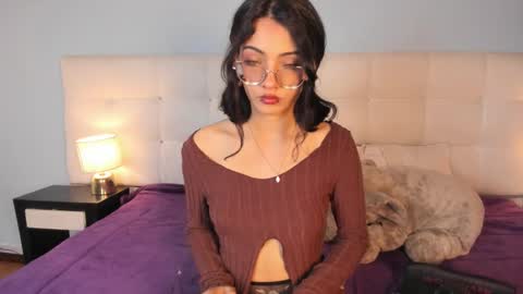 Snapshot of moon__april chatting on 11.25.25 Elizabeth online show from 11.25.25