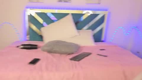 Snapshot of moonmewmew chatting on 11.05.25 Moon online show from 11.05.25