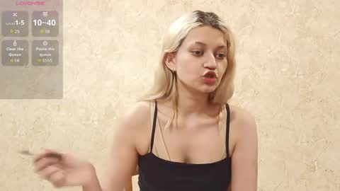 Eva is here now  help me get 50 thumbs up pls  online show from 04.12.26