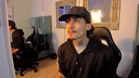 Snapshot of mr_strike chatting on 11.04.25 MR online show from 11.04.25