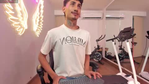 Snapshot of mr_strike chatting on 11.08.25 MR online show from 11.08.25