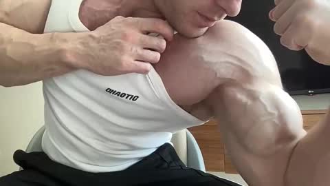 Snapshot of mrbiceps_23 chatting on 01.09.25 Mrbiceps23 online show from 01.09.25