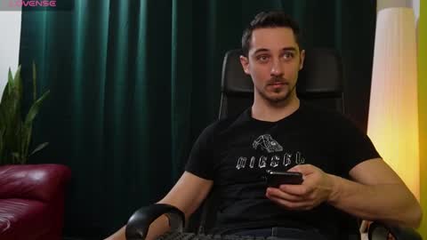 Snapshot of mrgreeneyes01 chatting on 02.15.25 juan luis online show from 02.15.25