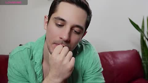 Snapshot of mrgreeneyes01 chatting on 03.09.25 juan luis online show from 03.09.25