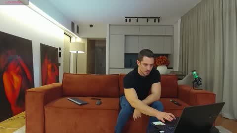 Snapshot of mrgreeneyes01 chatting on 11.10.25 juan luis online show from 11.10.25