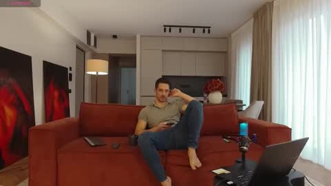 Snapshot of mrgreeneyes01 chatting on 11.11.25 juan luis online show from 11.11.25