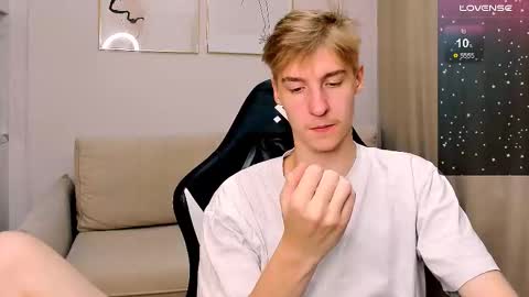 Snapshot of mrsexycum4u chatting on 11.04.25 Adam online show from 11.04.25