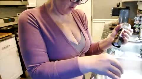 Snapshot of msmomy69 chatting on 12.15.25 msmomy69 online show from 12.15.25