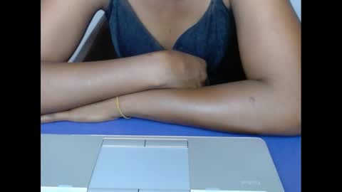 Snapshot of muffinxcream chatting on 11.11.25 muffinxcream online show from 11.11.25