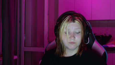 Snapshot of mura_muur chatting on 05.27.26 Milana online show from 05.27.26