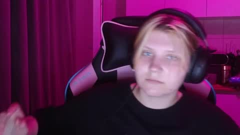 Snapshot of mura_muur chatting on 05.29.26 Milana online show from 05.29.26