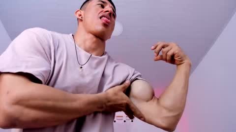 Muscle Man online show from 11.12.25