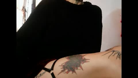 Snapshot of muscle_mommyy chatting on 09.16.25 arami online show from 09.16.25