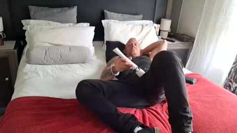 Snapshot of muscledaddy69s chatting on 04.24.26 muscledaddy69s online show from 04.24.26