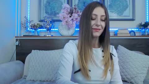 Luna  online show from 09.18.25