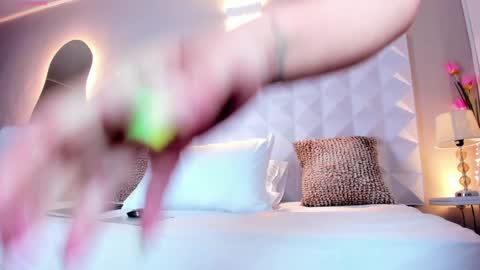 Mariana Evans online show from 01.04.25