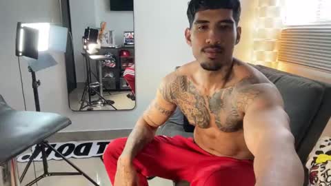 Snapshot of myke_esthetic chatting on 11.30.25 Myke esthetic online show from 11.30.25