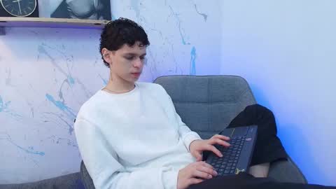 Snapshot of mykelcano chatting on 11.05.25 Mykel online show from 11.05.25