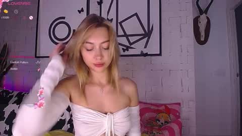 Snapshot of mynameisnikki_ chatting on 10.05.25 mynameisnikki_ online show from 10.05.25