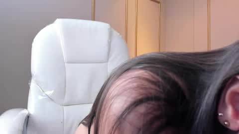 Snapshot of nahimithompson chatting on 10.30.25 Nahimi online show from 10.30.25