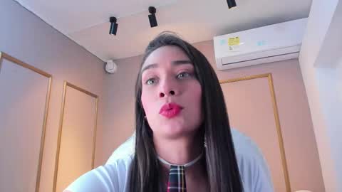Snapshot of nahimithompson chatting on 11.21.25 Nahimi online show from 11.21.25