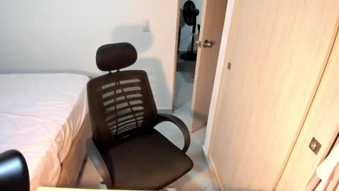 independent model online show from 04.06.26