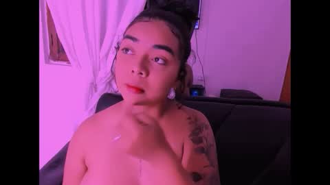 Snapshot of nahomy_hancook chatting on 11.23.25 nahomy_hancook online show from 11.23.25