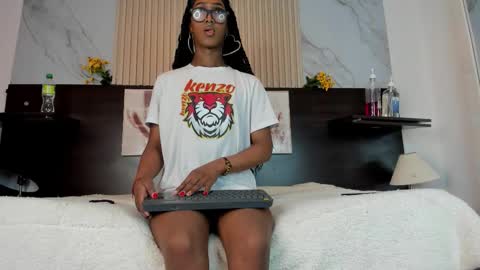 Snapshot of nahomy_james25 chatting on 09.28.25 nahomy_james25 online show from 09.28.25