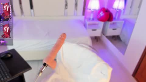 Nahomy Roberts online show from 10.25.25