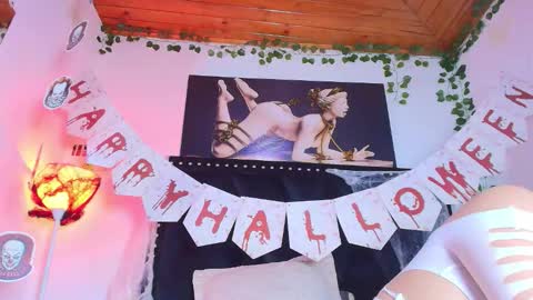 Snapshot of naia_x chatting on 10.17.25 Naia x online show from 10.17.25