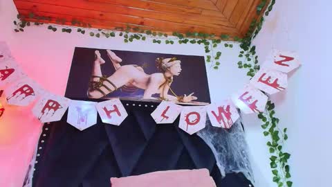 Snapshot of naia_x chatting on 10.25.25 Naia x online show from 10.25.25