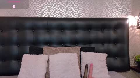 naiaramasson_ online show from 11.28.25