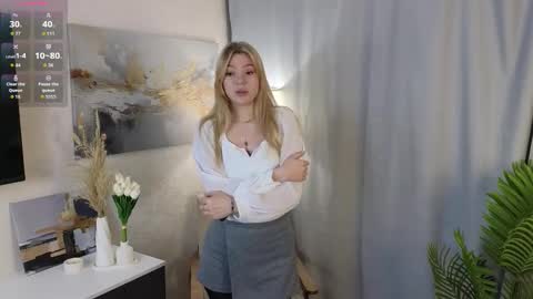 Hello im Lola online show from 11.30.25