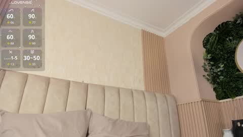 Snapshot of naomi_hill1 chatting on 04.12.26 Naomi online show from 04.12.26