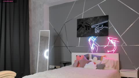 naomi_reiss online show from 04.05.26