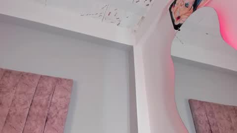 Snapshot of naomisanz_ chatting on 09.25.25 Laura online show from 09.25.25
