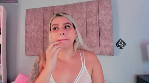 Snapshot of naomisanz_ chatting on 10.17.25 Laura online show from 10.17.25