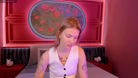 Snapshot of naomisol chatting on 10.10.25 Naomi online show from 10.10.25