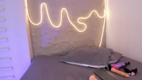 I am Naomy online show from 11.18.25