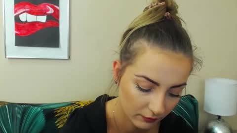 Snapshot of natalie_live chatting on 10.28.25 NatalieSexy online show from 10.28.25