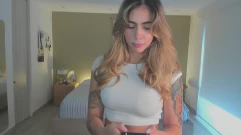 Snapshot of nataly_05 chatting on 11.09.25 anatalybee online show from 11.09.25