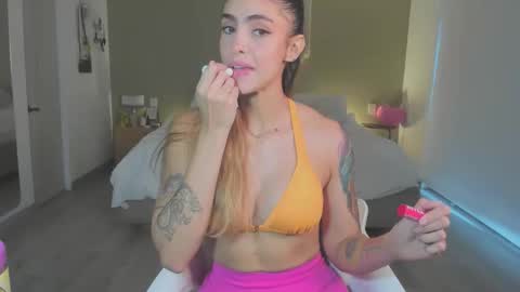 Snapshot of nataly_05 chatting on 11.14.25 anatalybee online show from 11.14.25