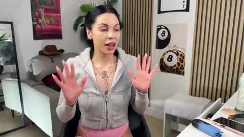 Snapshot of nattywithoutdaddy chatting on 10.04.25 NATTY FIERROS online show from 10.04.25