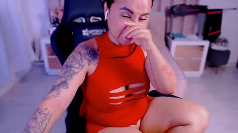 Snapshot of natural_bigass_nina chatting on 11.12.25 Sophia online show from 11.12.25